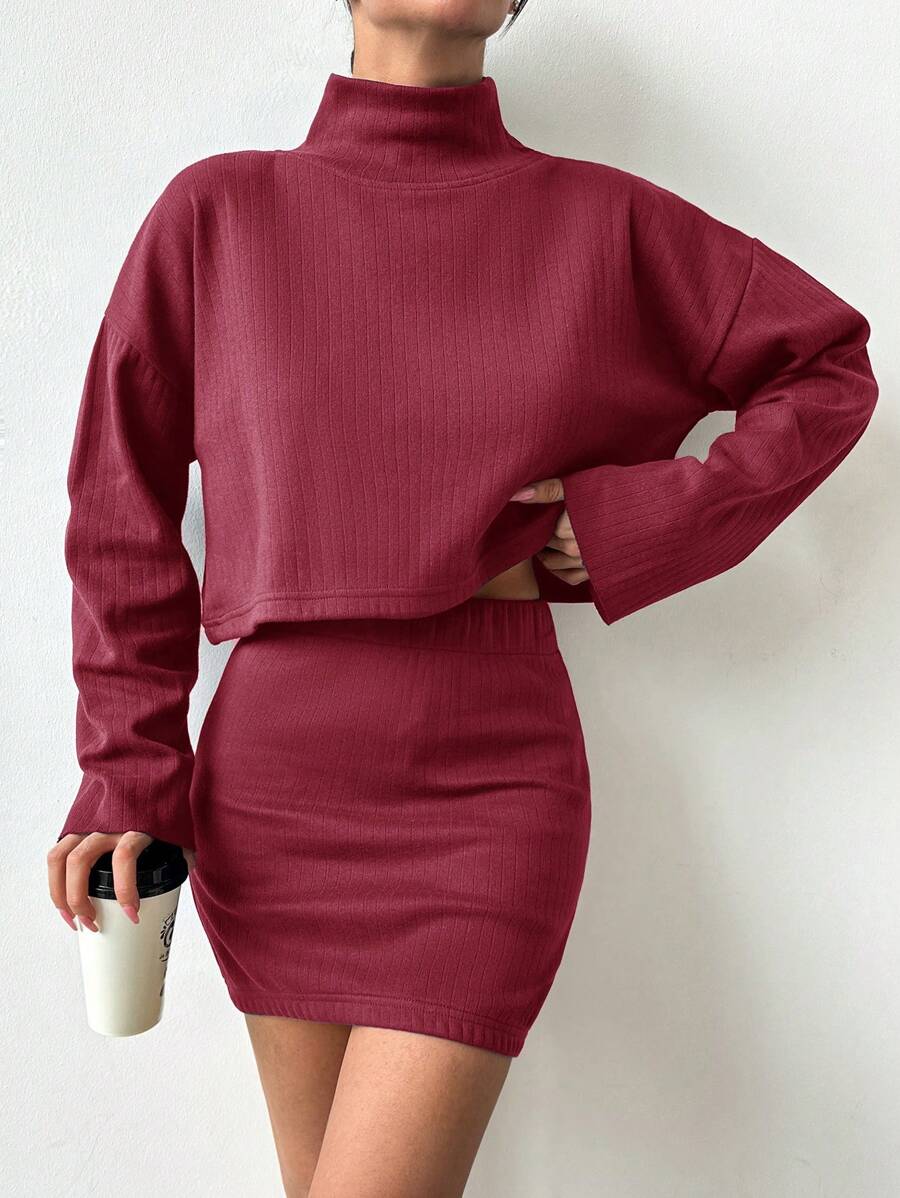SHEIN قميص صوفي طويل ذو أكمام طويلة مضلع مع قميص داخلي برقبة عالية وتنورة قصيرة على شكل مجموعة قطعتين - عنابي اللون - مشاهدة 1