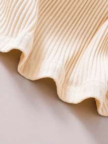 SHEIN Vintaside Kids 2入組寶寶女孩復古優雅可愛有趣的雛菊刺繡編織肩帶背心和短褲服裝，適用於春夏戶外活動