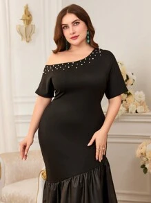 Modelyn Große Größen Kleid mit asymmetrischem Ausschnitt und Perlenbesatz