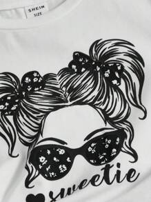 SHEIN 年輕女孩的休閒舒適套裝,印花短袖上衣搭配花朵擴口褲 - 黑色 - 查看 4