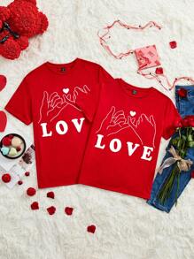 SHEIN Essnce Camiseta a juego para pareja en el Día de San Valentín, camiseta de dama con estampado de corazón de mano, regalo para novio/novia, cita - Rojo - Ver 1