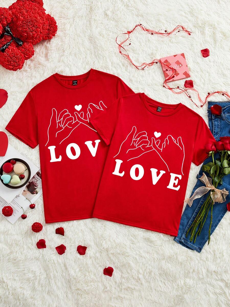 SHEIN Essnce Camiseta a juego para pareja en el Día de San Valentín, camiseta de dama con estampado de corazón de mano, regalo para novio/novia, cita - Rojo - Ver 1