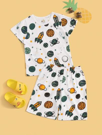 طقم بيجامة بطباعة مجرة طفل صغير