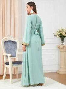 Vestido modesto de tipo kaftan con manga larga, escote en V, parches bordados y bloques de color para mujer