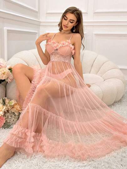 Robe de nuit à plusieurs couches en maille transparente décorée de dentelle 3D à fleurs. Robe longue parfaite pour l'été