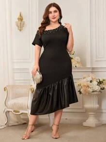 Modelyn Große Größen Kleid mit asymmetrischem Ausschnitt und Perlenbesatz