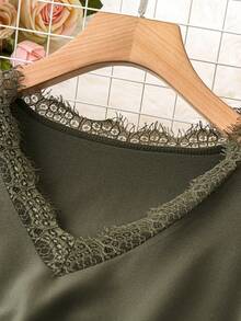 SHEIN LUNE 大尺碼女士蕾絲邊v領上衣 - 軍綠色 - 查看 5