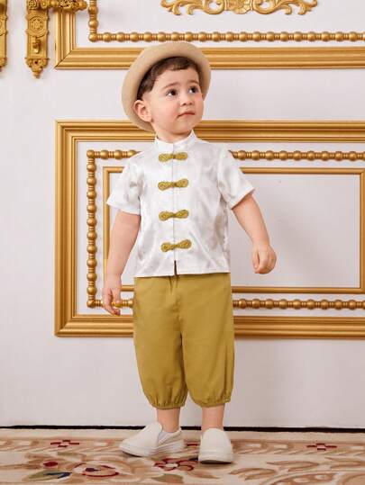 SHEIN 寶寶男孩中式貂絨短袖襯衫,立領和扣環,帶花紋燕尾服褲裝套裝