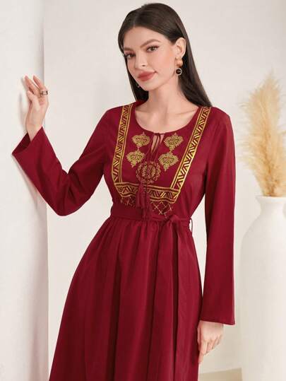 Al Najma Vestido Bordado Con Cinturón Y Borla, Detalles Con Hilo Dorado