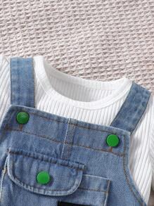 Conjunto De Parche De Corazón Y Overoles De Mezclilla Con Parte Superior Sencilla Para Niña