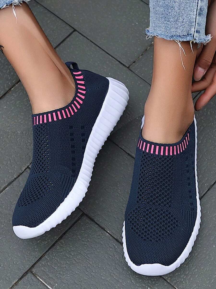 1 雙男孩跑鞋,舒適、透氣、時尚、防滑,非常適合戶外活動。也適合女孩。