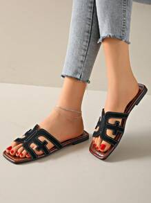Sandales D'été Plates Pour Femmes Avec Sangles Noires/brunes Et Décoration De Lettres À La Mode