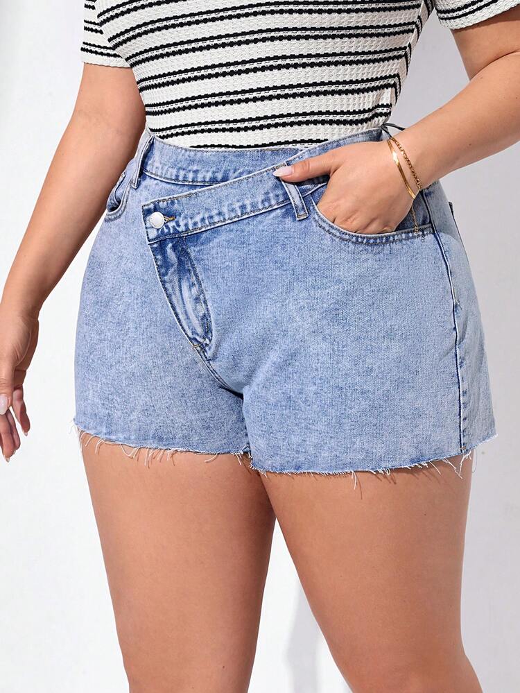 Women'S Plus Size Frayed Hem Denim Shorts With Slanted Pockets