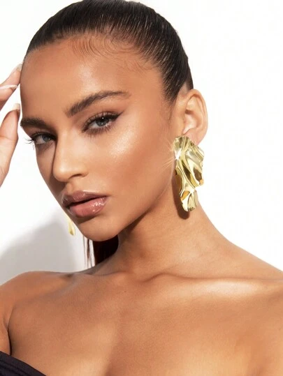 SHEIN X Lucía Bellido SHEIN BAE 1pair Metallic Pleated Design Stud Earrings