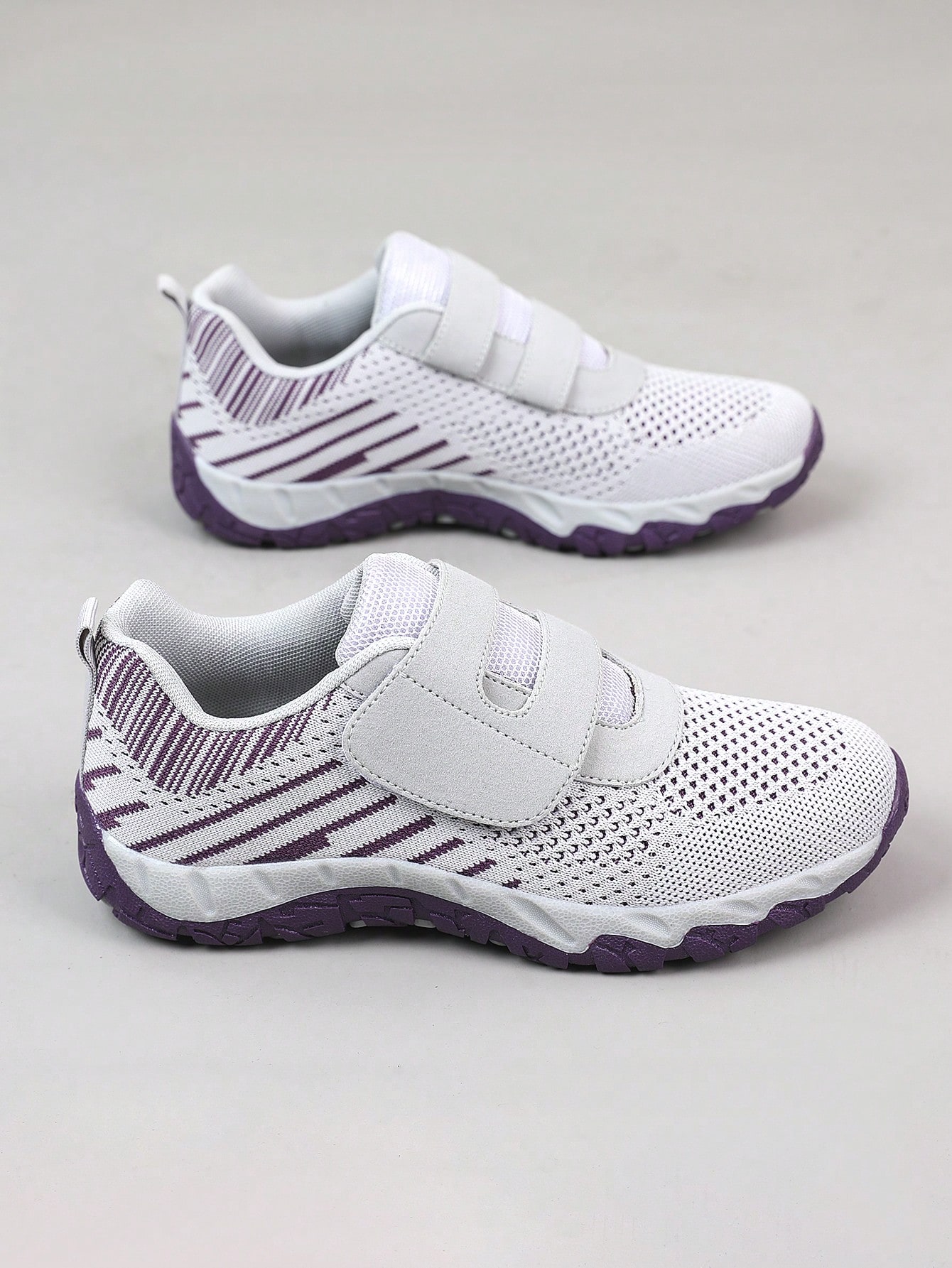 حذاء رياضي نسائي جديد باللون الرمادي، مناسب لجميع...