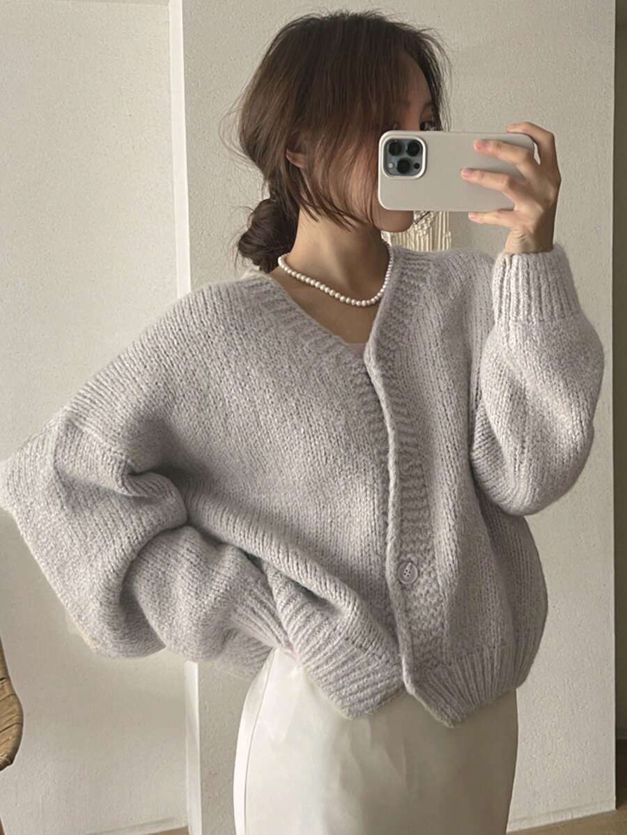 DAZY 女士休闲 V 领宽松针织开衫，女士深秋休闲纽扣，裹肩落肩 V 领宽松灰色纯色女士开衫，休闲日常穿着 - 灰色 - 查看 1