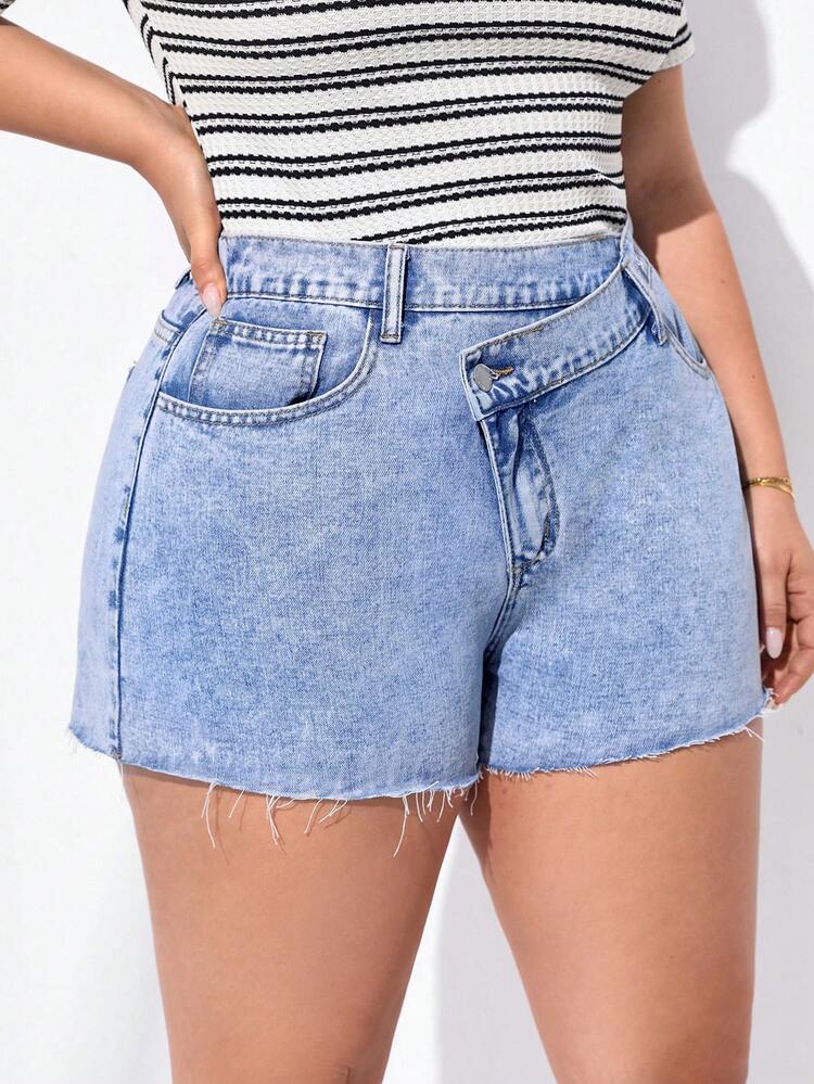 Women'S Plus Size Frayed Hem Denim Shorts With Slanted Pockets