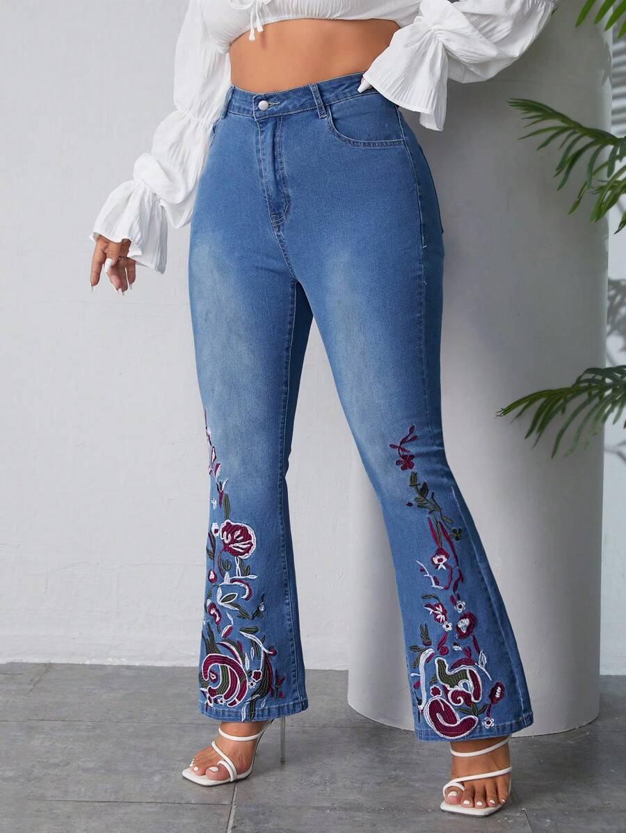 SHEIN LUNE 大尺碼花卉刺繡喇叭牛仔褲 - 藍色 - 查看 1