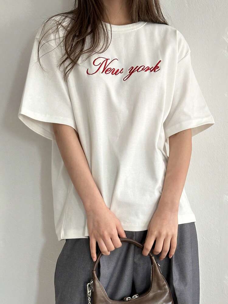 Camiseta de mujer con hombros caídos y bordado de letras, top de estilo universitario para el verano