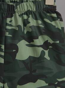 SHEIN 3 件套：字母印花短袖 T 恤、带多个口袋的迷彩背心和迷彩短裤，适合年轻男孩的街头风格夏季服装 - 彩色 - 查看 5