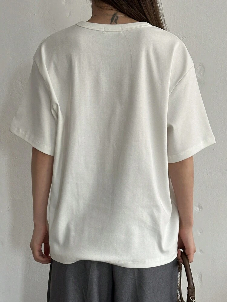 Camiseta de mujer con hombros caídos y bordado de letras, top de estilo universitario para el verano