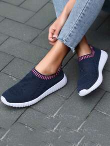 1 雙男孩跑鞋,舒適、透氣、時尚、防滑,非常適合戶外活動。也適合女孩。