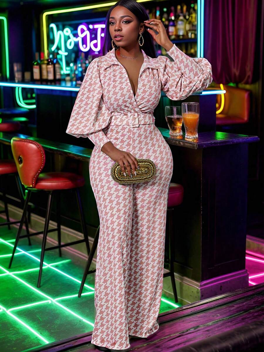 Bộ đồ họa tiết kẻ caro răng cưa gồm áo cổ Peter Pan, tay phồng và quần ống loe. - Hồng - Xem 1