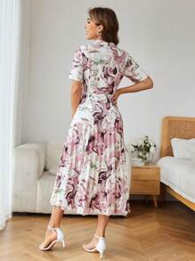 Aveloria Zufällig Bedrucktes, Plissiertes, Kurzärmliges Kleid Mit Schalkragen