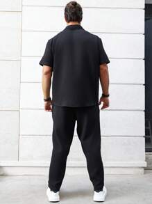Manfinity Homme Bộ quần áo sơ mi tay ngắn màu trơn rộng rãi cỡ lớn cho nam - màu đen - Xem 2