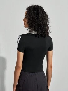 Forever 21 Camiseta Corta Con Cuello En V De Estilo Vintage Americano Con Estampado De Letras Y Bloques De Color Para Mujeres - Blanco y Negro - Ver 2