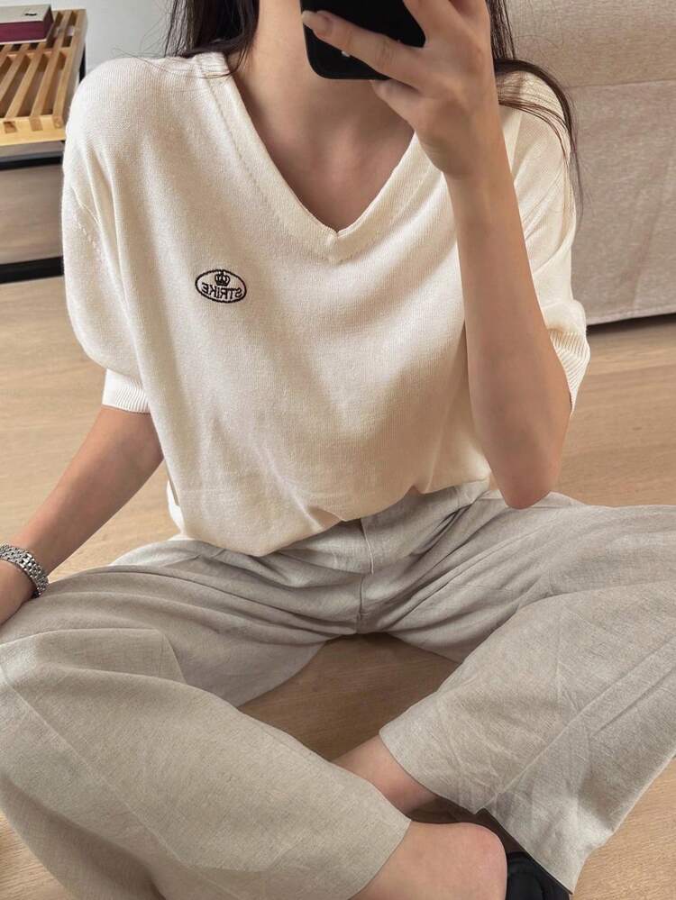Women's Solid Color V-Neck Knitted Top With Letter Embroidery