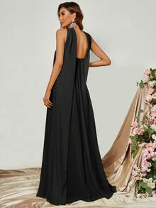 Sofisticado vestido de noche de corte evasé con hombros descubiertos y cuello de gargantilla con silueta fluida, ideal para galas de etiqueta negra, cenas formales, ceremonias de entrega de premios, bailes benéficos y eventos de alfombra roja, vestido de dama de honor