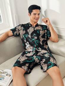 Ropa De Hogar Para Hombre, Camisa Negra Elegante Con Estampado, Cuello Redondo, Manga Corta + Shorts