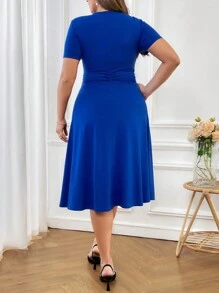 SHEIN Clasi 大尺碼純色包身連衣裙