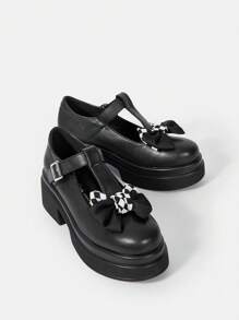 Damen-outdoor-schuhe Mit Runder Zehenpartie, Flachem Plateau Und Niedrigem Absatz Und Schlichter Schwarzer Riemenschnalle Im Slip-on-stil