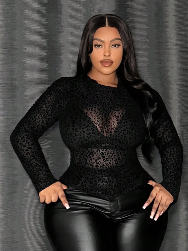 Slaydiva Elegant And Sexy Fitted T-Shirt With Leopard Pattern And Plush Fabric For Plus Size Women