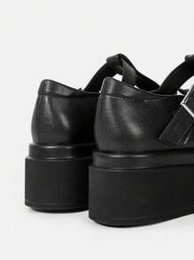 Damen-outdoor-schuhe Mit Runder Zehenpartie, Flachem Plateau Und Niedrigem Absatz Und Schlichter Schwarzer Riemenschnalle Im Slip-on-stil