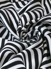 SHEIN Clasi 加大碼全印花腰帶連身裙 - 黑與白 - 查看 4