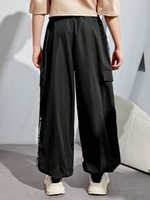 SHEIN Calças Folgadas De Tecido Casual Resort Para Meninos Adolescentes Com Patch De Letras E Bolsos De Patch Tridimensionais.