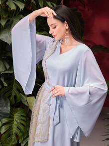 Al Najma Damen Lose Kleid mit bestickter Mesh-Kontrast Glockenärmel