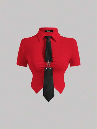 SHEIN MOD 女式紅色不對稱下擺 T 卹,金屬蝴蝶裝飾領帶