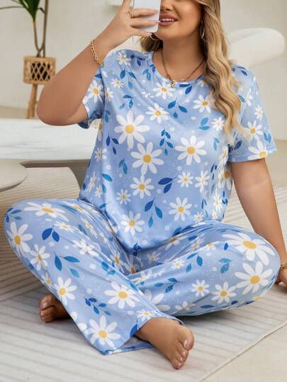 Conjunto de pijama de talla grande para mujer con top de cuello redondo y pantalones con estampado floral azul en todo el conjunto
