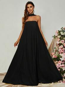 Sofisticado vestido de noche de corte evasé con hombros descubiertos y cuello de gargantilla con silueta fluida, ideal para galas de etiqueta negra, cenas formales, ceremonias de entrega de premios, bailes benéficos y eventos de alfombra roja, vestido de dama de honor