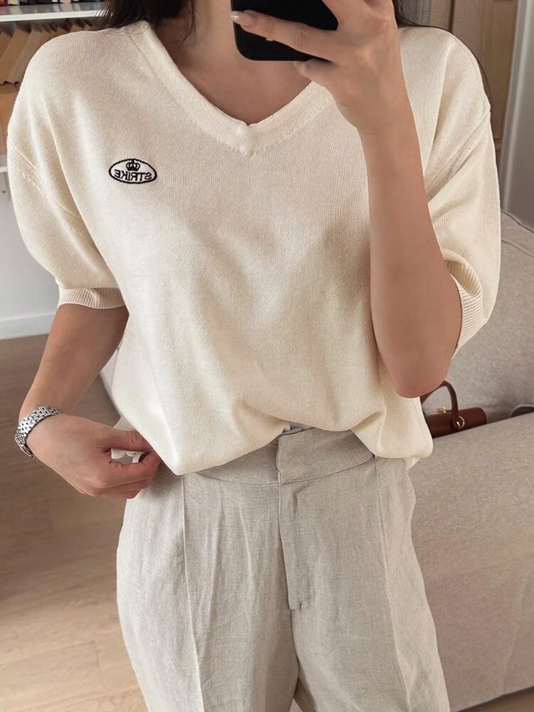 Women's Solid Color V-Neck Knitted Top With Letter Embroidery