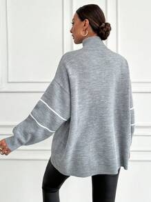 SHEIN Cottnline سترة متماسكة واسعة للنساء مع حروف منشورة على مناشف الحمام المطرزة - رمادي فاتح - مشاهدة 2