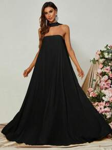Sofisticado vestido de noche de corte evasé con hombros descubiertos y cuello de gargantilla con silueta fluida, ideal para galas de etiqueta negra, cenas formales, ceremonias de entrega de premios, bailes benéficos y eventos de alfombra roja, vestido de dama de honor