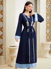 Al Najma 斋月女士缺口领撞色刺绣连衣裙 - 藏蓝色 - 查看 5