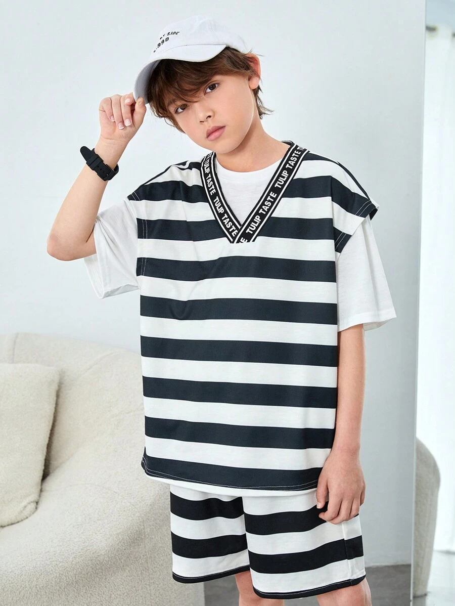 SHEIN Tween男童休閑街頭風格針織三件套裝,帶有條紋圖案的毛衣背心,短褲和實色圓領t卹 - 黑與白 - 查看 1