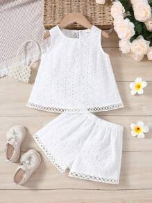SHEIN Conjunto de 2 piezas para niña con top de tirantes de encaje con cuello redondo y espalda media abierta, y leggings con pantalones cortos de encaje con bordado calado