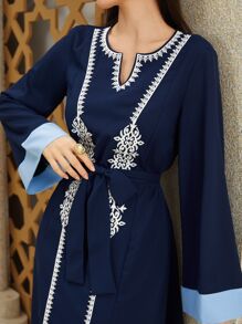 Al Najma 斋月女士缺口领撞色刺绣连衣裙 - 藏蓝色 - 查看 6